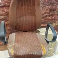 صندلی اداری و کامپیوتر