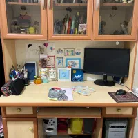 کتابخانه و میز کامپیوتر