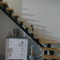 پله مدرن با چوب و فلز