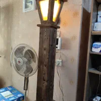 چراغ دکوری ایستاده بلند چوبی زیبا|صنایع دستی و سایر لوازم تزئینی|کرج, شهرک فهمیده|دیوار