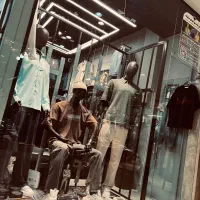 فروشنده آقا برای بوتیک پوشاک مردانه