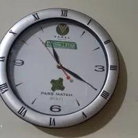 ساعت دیواری و۴تخته پشتی