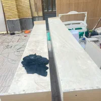 دو‌عدد کتابخانه یا قفسه یا دکور مغازه