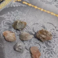 سلام فروش تعدادی سنگ