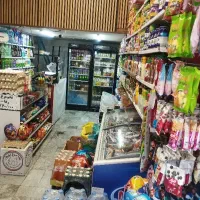 فروشنده سوپر مارکت و سوسیس کالباس