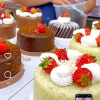 فروشنده خانم و نیروی ساده در شیرینی سرا
