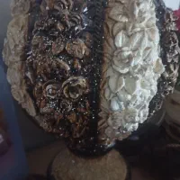 یک گلدان تزیینی به همراه یک قهوه ساز پمپی دستی