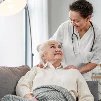 پرستار  شب سالمند خانم