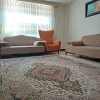 یک دست مبل با جلو مبلی