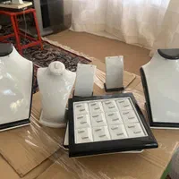 مانکن و کفی ویترین