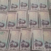 تعدادی اسکناس قدیمی تا نخورده