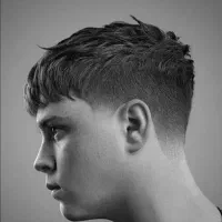 به یک اُستا کار آرایشگر مردانه نیاز دارم