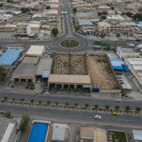 چند-دهنه-مغازه-تجاری-با-زمین-مجاور-در-فلکه-شهرک