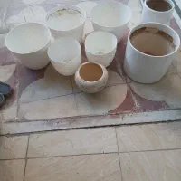 تعدادی گلدان پلاستیکی و سفالی