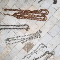 تعدادی زنجیر آهنی دسته دو و نو با حلقه