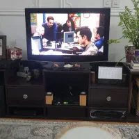 تلویزیون و میز، میز شیشه ای