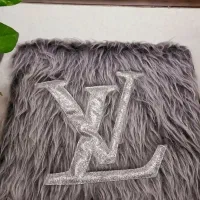 کوسن خزدار نقره ای|مبلمان خانگی و میز عسلی|سبزوار, همت|دیوار