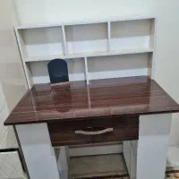 میز تحریر ، کامپیوتر، کتابخانه