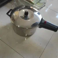 تعدادی ظروف سرو و پذیرایی