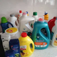 تعدادی بطری و گالن و دبه مواد شوینده و بهداشتی