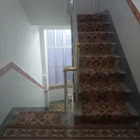 طبقه زیر زمین که ۴تا پله داره وبر خیابان هست