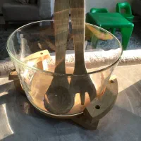 کاسه سالاد دایره‌ای شیشه‌ای با پایه چوبی نو