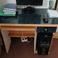 کامپیوتر و میز