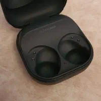 کیس و گوشی سمت راست Galaxy Buds 2 Pro