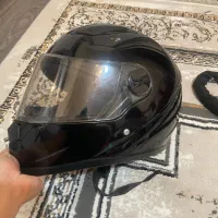 کلاه کاسکت و زنجیر قفل موتور