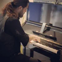 پیانو پیانیست نوازنده پیانو همراه ساز