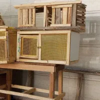 تعدادی قفس پرنده و استند