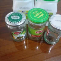 تعدادی دبه وشیشه