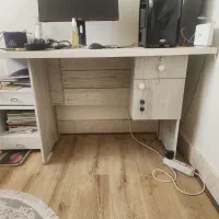 میز تحریر و کامپیوتری