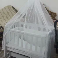 گهواره کنار تخت مادر