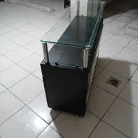 یک میز ویترینی