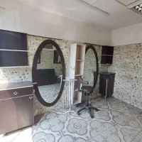 دکور آرایشگاه همراه با سرشور و صندلی