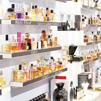 فروشنده خانم در مغازه آرایشی