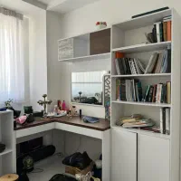 میز تحریر و کتابخانه