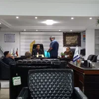 نیروی خدماتی با نظم و مرتب در املاک