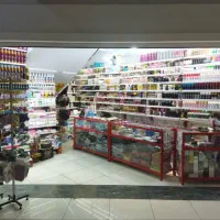 خانم فروشنده عطر، ادکلن و آرایشی