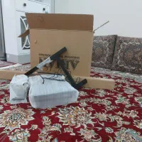 آب چکان ایستاده پشت پنجره ای