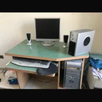 میز کامپیوتر و کامپیوتر