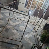 قفس اهنی درب دار بزرگ|لوازم جانبی حیوانات|شیراز, شیشه‌گری|دیوار