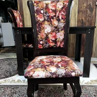 میز و صندلی ناهارخوری بسیار تمیز با دو صندلی