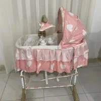 گهواره تخت کنار مادر نو هستش