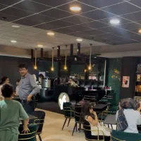 نیروی نظافتی و ظرف شور در کافه