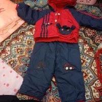 تعداد زیادی کفش و لباس و سرویس خواب