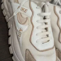 یک جفت کفش اسپرت