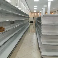 قفسه وسط فروشگاهی