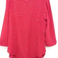 تعدادی لباس زنانه در حد نو به فروش می‌رسد